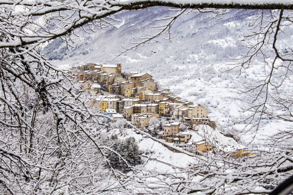 Luigi Saccoccia nel suo scatto ha ripreso il suggestivo comune innevato di Opi nel Parco Nazionale d’Abruzzo, Lazio e Molise