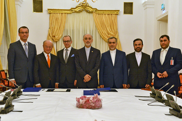 Il Direttore Generale IAEA Yukiya Amano e il Vice Presidente della Islamic Republic of Iran Ali Akhbar Salehi alla firma dell'accordo, Vienna, 14 luglio 2015.